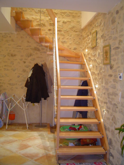 Escalier moderne sur mur en pierre 