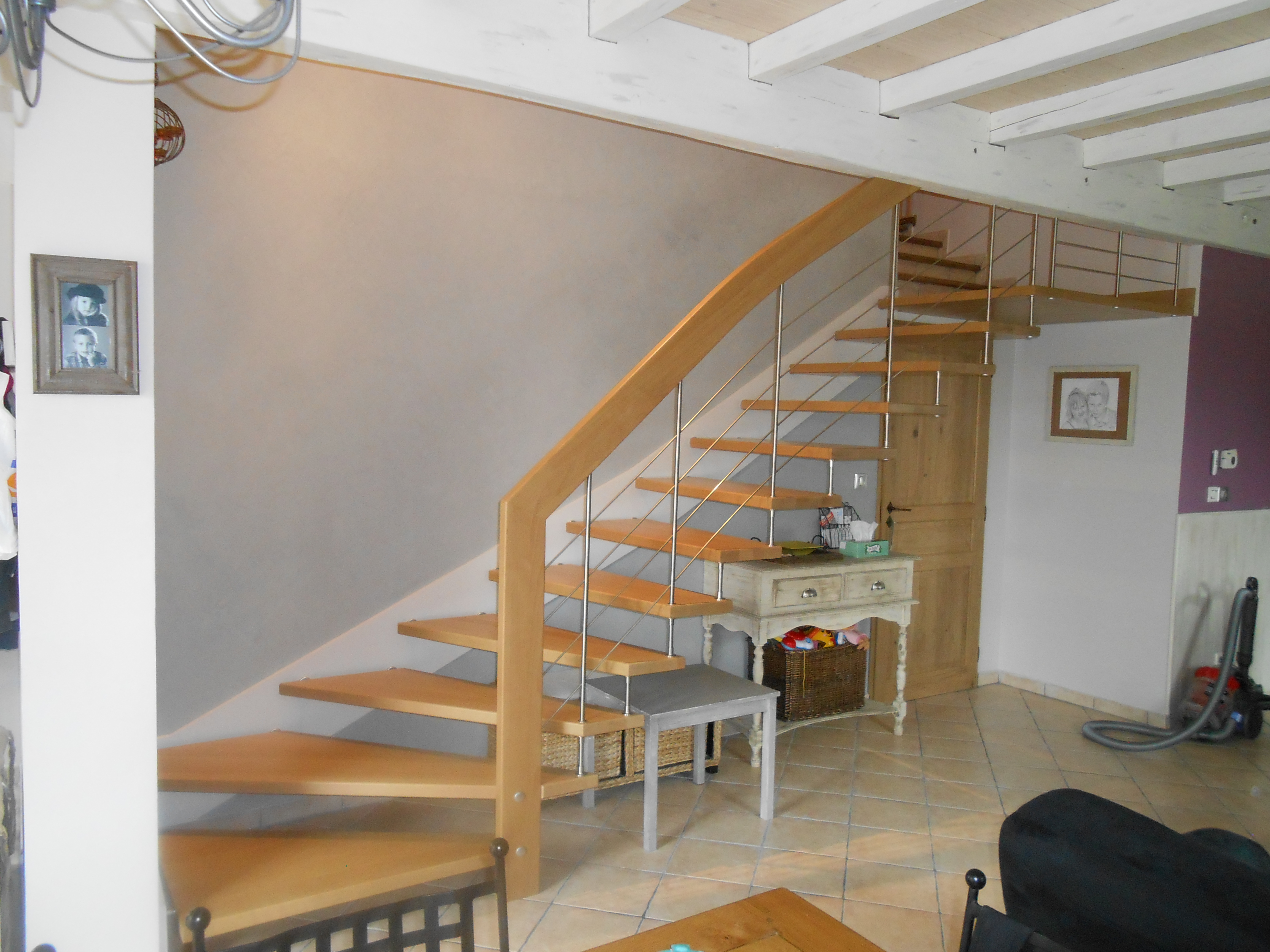 Escalier moderne en bois teintÃ© et inox