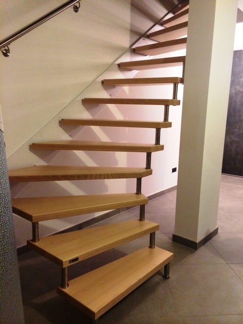 Escalier tournant autoportant main courante mur